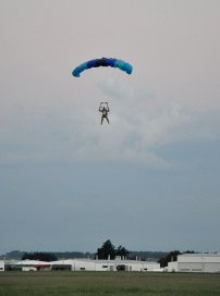 człowiek podczas skoku ze spadochronem